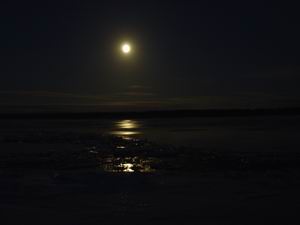 луна на замерзающей рекой