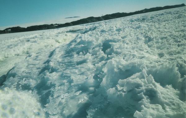 русло ледовой реки на леднике