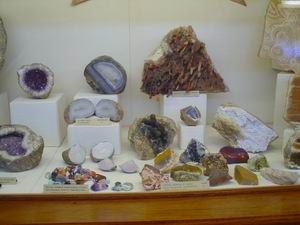 экспозиция минералов