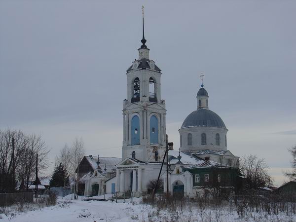церковь с необычной луковкой в с. Красное
